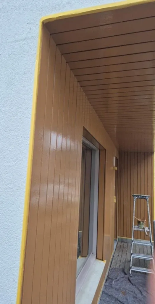 Houten gevelbekleding en overstek tijdens schilderwerk